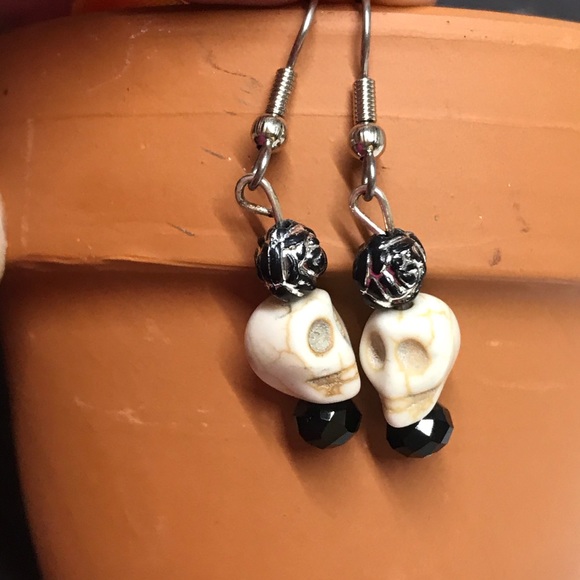 Skulls dangle earrings handmade MunandMe costumes - Picture 4 of 6